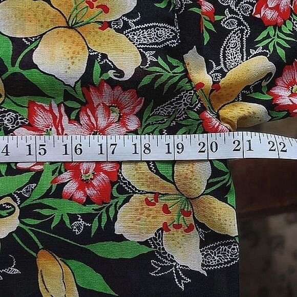 Vtg black floral short sleeve button down cotton Hawaiian shirt - Picture 9 of 13